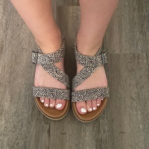 Black & White Sandals (6)